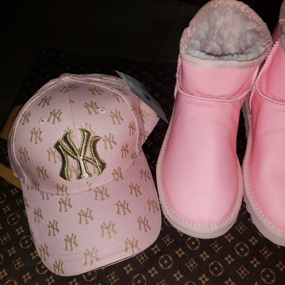 Boots,hats and scarfs - Picture 7 of 8